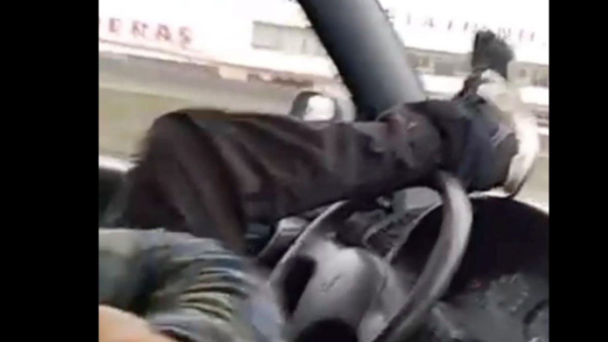 Video: el joven que maneja el auto con un pie y de contramano | Internacionales