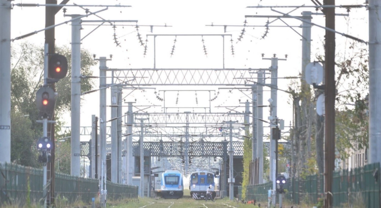 Una formación del tren Roca casi atropella a un nene que caminaba por las vías | Actualidad