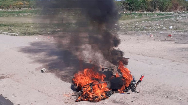 Entre Ríos: Una nena fue atropellada por un motociclista y los vecinos le incendiaron la moto | Actualidad