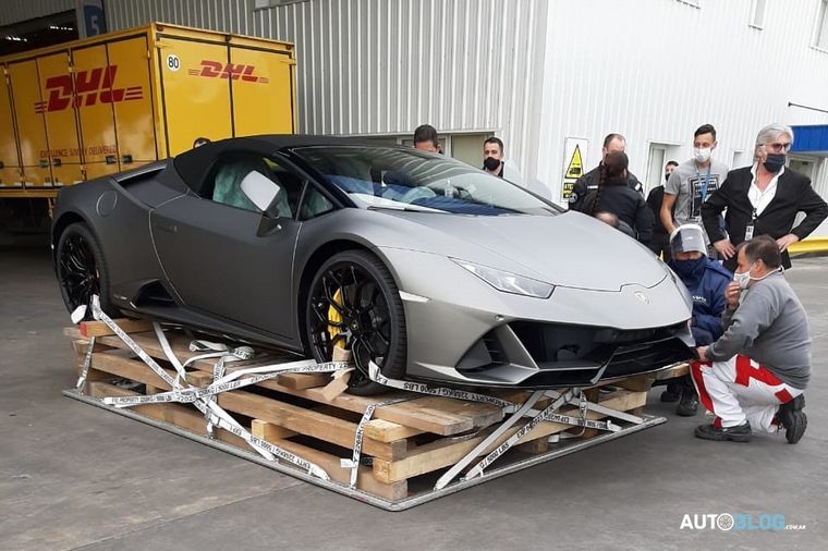 De quién es la Lamborghini que revolucionó Ezeiza | Actualidad