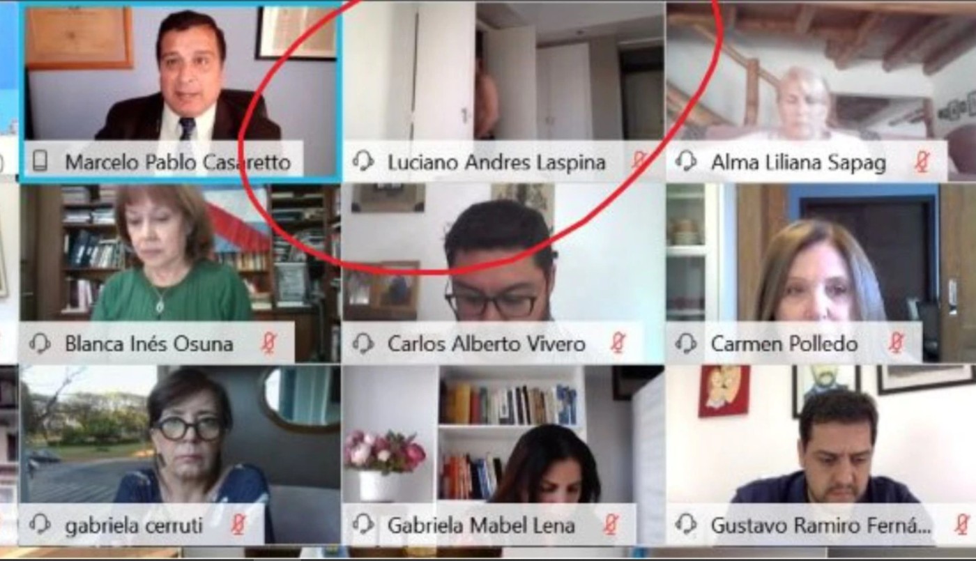 Un diputado se olvidó la cámara prendida y se cambió en plena sesión | Actualidad