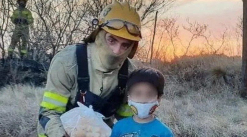 Incendios en Córdoba: el nene de que usó sus ahorros para comprarle "criolllitos" a los bomberos | Actualidad