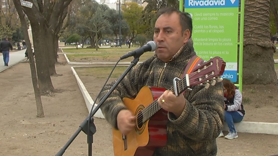 Le taparon el tomacorrientes al cantante de una plaza de Bahía Blanca | Actualidad