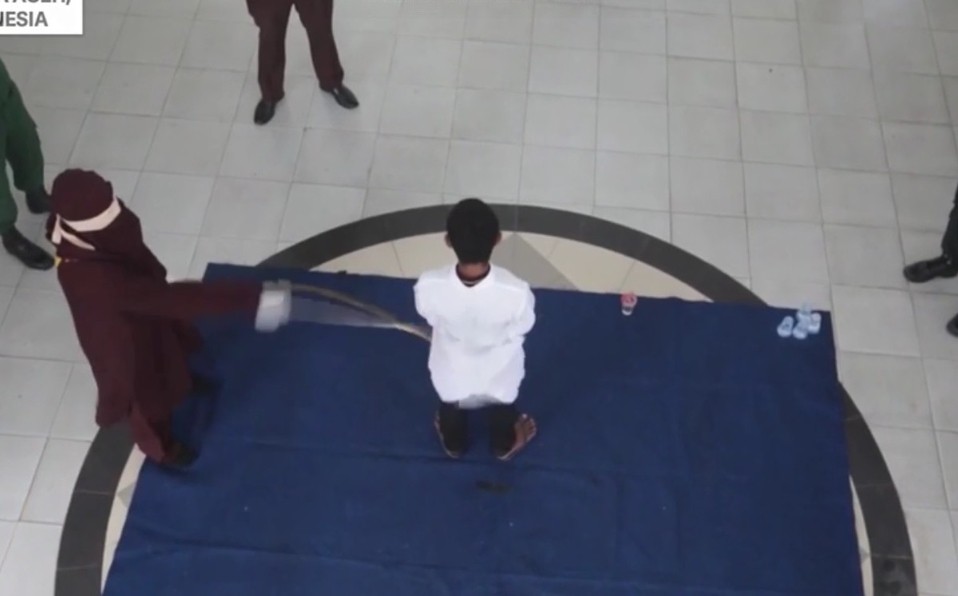 Castigaron con 169 latigazos a un hombre condenado por violar chicos en Indonesia | Internacionales