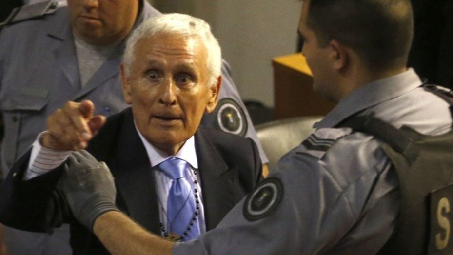Un tribunal otorgó el arresto domiciliario al represor Miguel Etchecolatz, pero seguirá preso por otras causas | Política