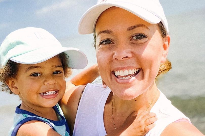 Bajaron de un avión a una mujer y su hijo porque el nene se negó a usar barbijo | Actualidad