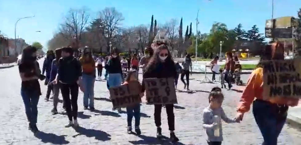 Indignación en Cnel. Pringles: marcha en repudio al abuso sexual de una joven sordomuda | Actualidad