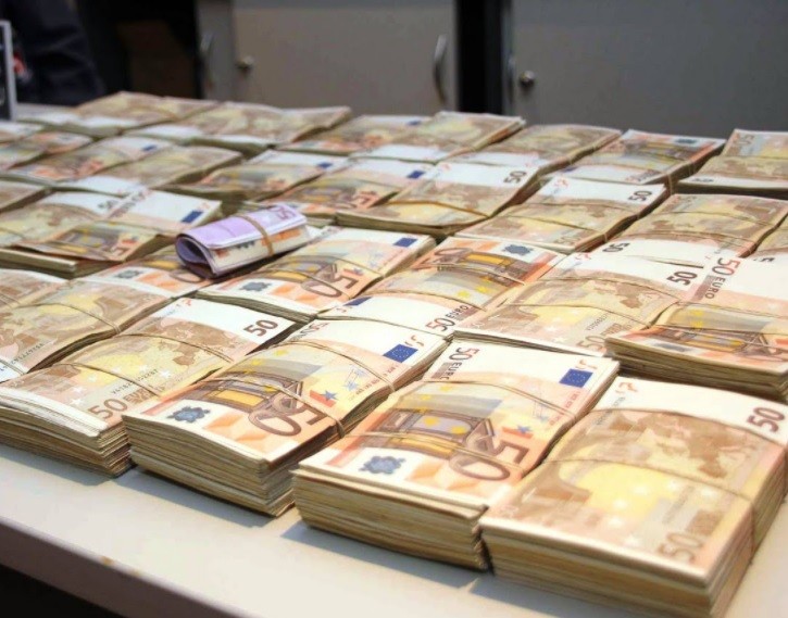 Le usurparon el sótano, logró entrar y encontró una valija con más de 500 mil euros | Curiosidades