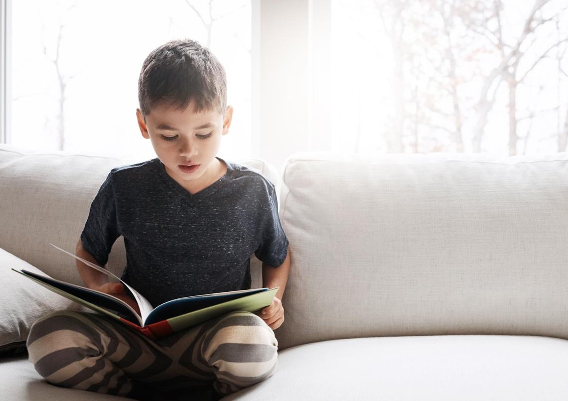 Niños que leen en voz alta desde el primer día aprenden "dos veces más" lectura, según estudio | Actualidad
