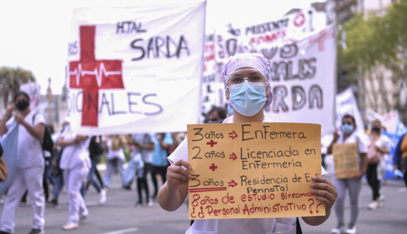 Enfermeras y enfermeros porteños marcharon para pedir el pase a la carrera de profesionales | Actualidad