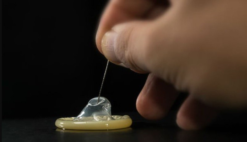 Condenado a 4 años de cárcel por pinchar el preservativo para tener sexo con su pareja | Internacionales