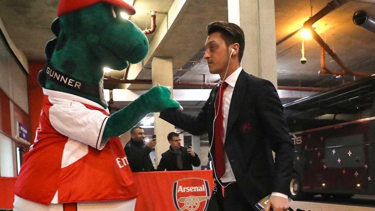 Özil acude al rescate para salvar a la mascota del Arsenal | Deportes