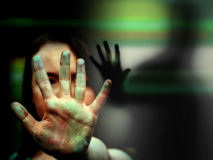 Llegó borracho, agredió a pareja e hijas y le arrojó aceite hirviendo a una de ellas | Actualidad