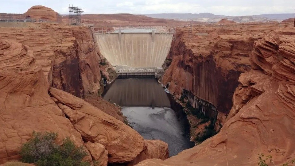 Sacaba fotos en un acantilado, cayó y murió: al recuperar el cuerpo, hallaron otros restos humanos | Internacionales