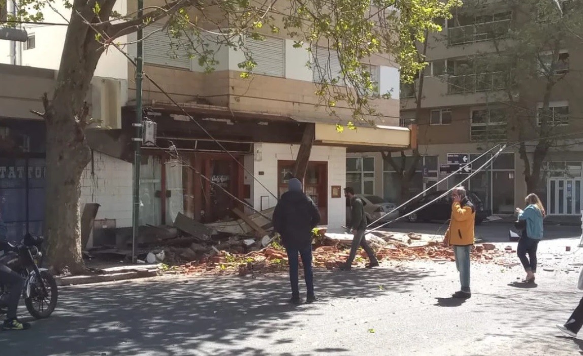 Se cayó la mampostería de un hotel en pleno centro de Mar del Plata | Actualidad