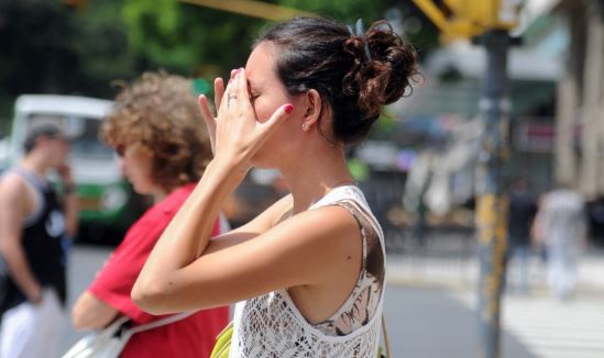 Elevan a "naranja" la alerta por la ola de calor en la Ciudad y alrededores | Actualidad
