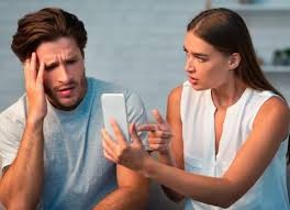 "Amiga, ¿es tu novio?": los grupos de mujeres en Facebook que se dedican a "cazar" novios infieles | Actualidad