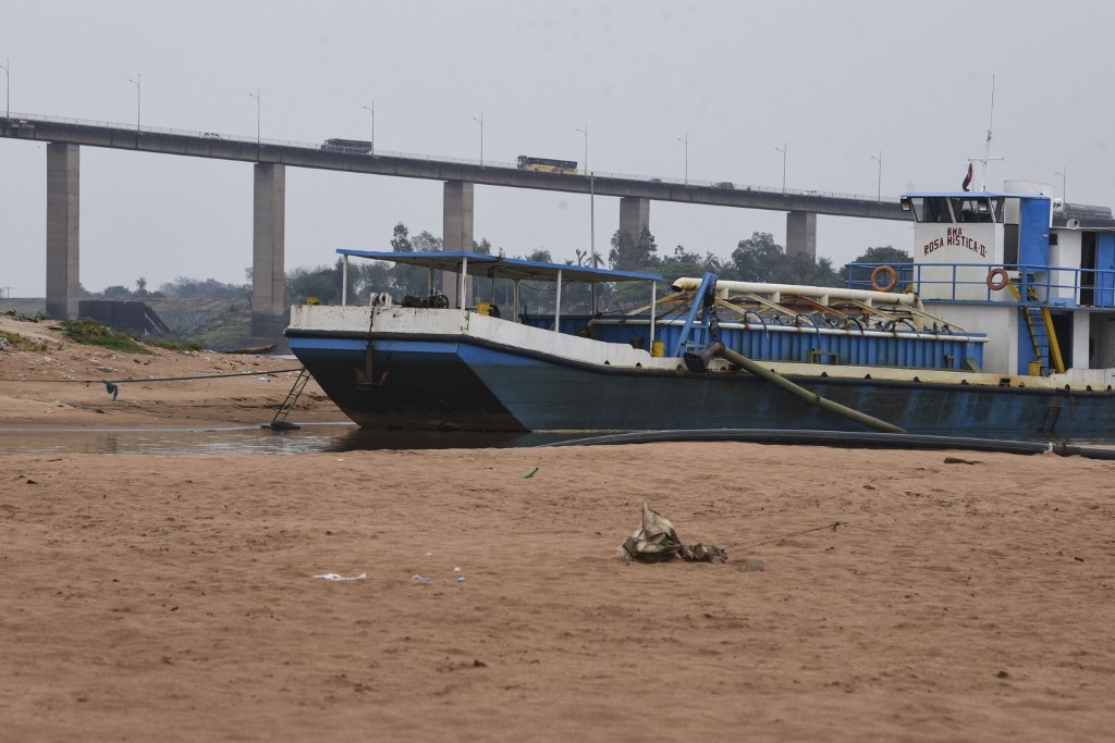 Fotos: extraordinaria bajante del río Paraguay se vuelve atractivo turístico | Internacionales