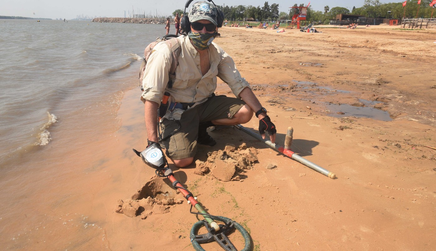 Buscadores de metales desentierran monedas de plata y objetos de época colonial en Rosario | Actualidad