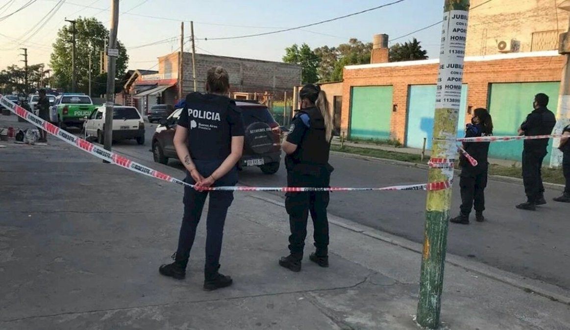 Motín en una comisaría de Florencio Varela: más de 45 presos mantienen de rehén a un policía | Actualidad