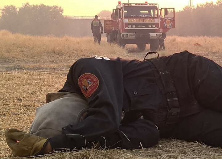 La foto de la bombero agotada que conmovió a todos y se volvió viral | Actualidad