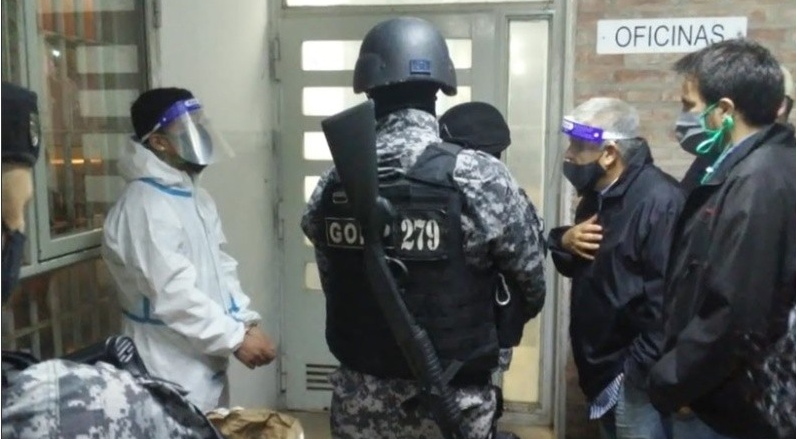 Tensión en cárcel de Santa Fe: preso con coronavirus tomó de rehén a guardiacárcel | Actualidad