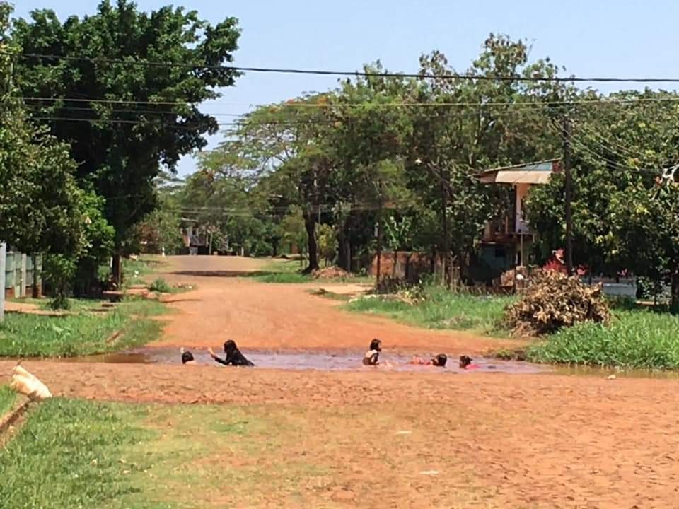 Para mitigar el calor en Puerto Iguazú, niños se refrescaron en una naciente | Actualidad
