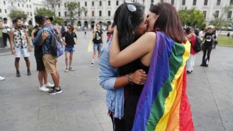 Viajó 800 kilómetros para amenazar a su hija lesbiana: "¿Tengo que degollarte para que entiendas?" | Internacionales