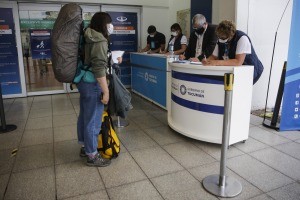 Emotivos reencuentros familiares en Tucumán tras el arribo del primer vuelo en siete meses | Actualidad