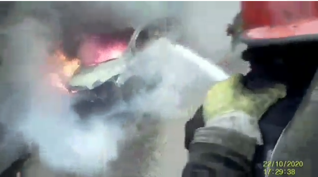 Video: así es el accionar en primera persona de los bomberos para apagar un incendio | Actualidad