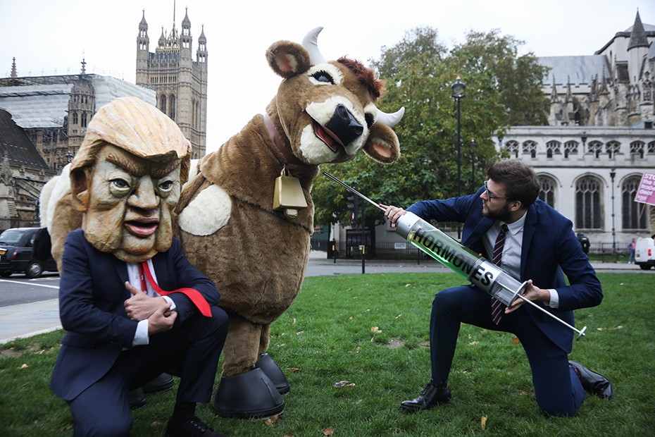 Particular protesta de activistas en Reino Unido contra un acuerdo comercial con EE.UU. | Mejores Videos