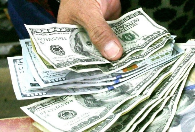 El dólar blue baja 8 pesos y cotiza en 187  pesos para la venta | Economía
