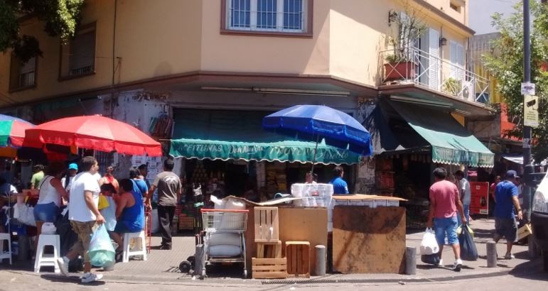 Trabajadores ambulantes realizan huelga de hambre em Liniers "por el derecho a trabajar" | Actualidad