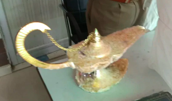 Dos detenidos por venderle "la lámpara de Aladino" a un médico por 41.600 dólares: le prometieron "salud y riqueza" | Curiosidades