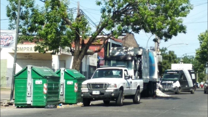 Rosario: recolectores de basura salvaron a un hombre de morir aplastado por el compactador del camión | Actualidad