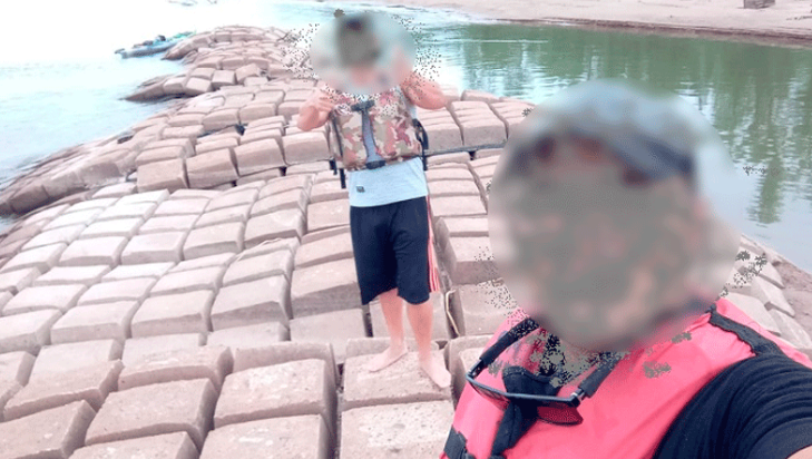 Kayakistas parados sobre la "manta protectora" del túnel subfluvial | Actualidad