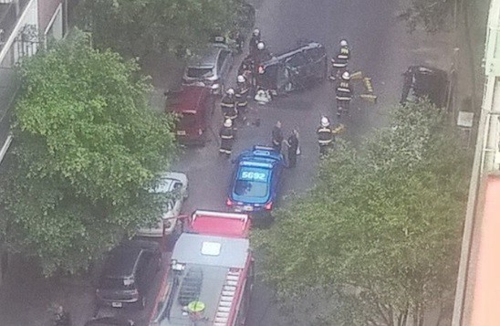 Palermo: se distrajo con el celular, chocó cuatro autos estacionados y volcó | Actualidad