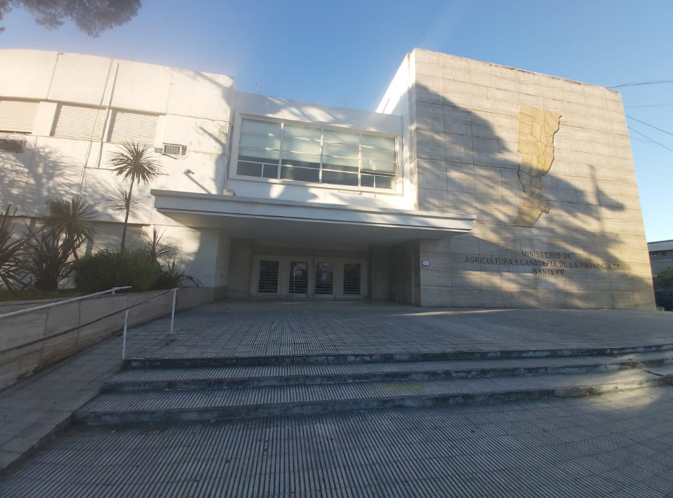 Contratados y empleados de planta del Ministerio de la Producción en estado de alerta en Santa Fe | Política