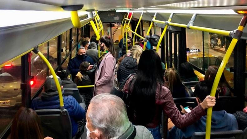 El Gobierno aprobó el protocolo que permitirá que pasajeros viajen parados en colectivos y trenes | Actualidad
