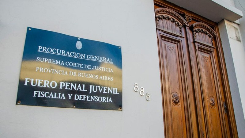 Apuñalan a una adolescente de 13 años y por el ataque detienen al novio de 16 | Actualidad