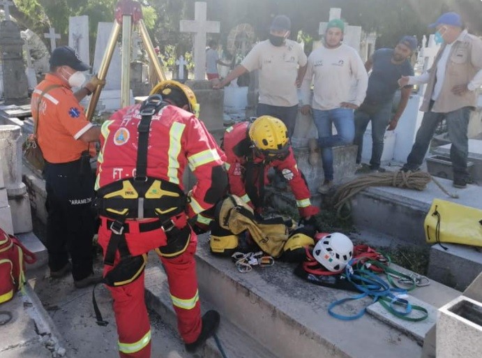 Fue al entierro de su esposa, cayó en otra tumba y murió | Internacionales