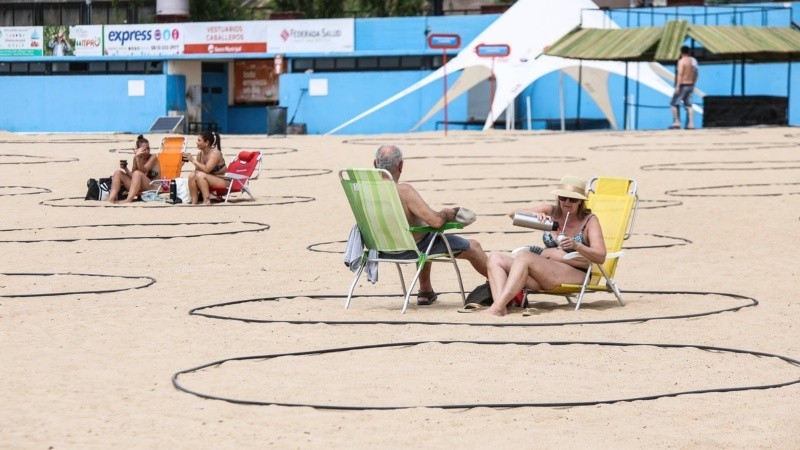 Con protocolos y distanciamiento reabrieron las playas de Rosario | Actualidad