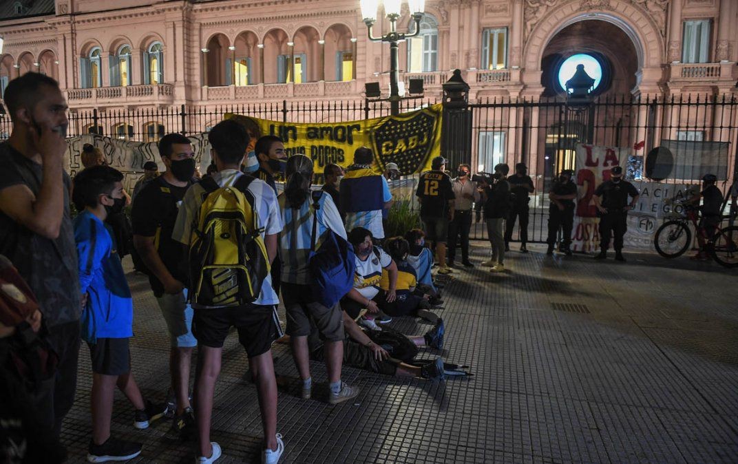 Fanáticos de Diego Maradona hacen fila para despedirlo en la Casa Rosada | Actualidad
