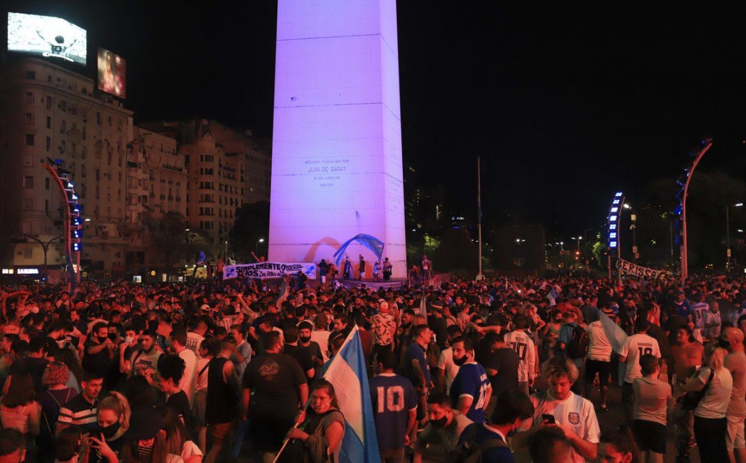 Conmovedor y estruendoso "aplausazo" en honor a Diego | Actualidad