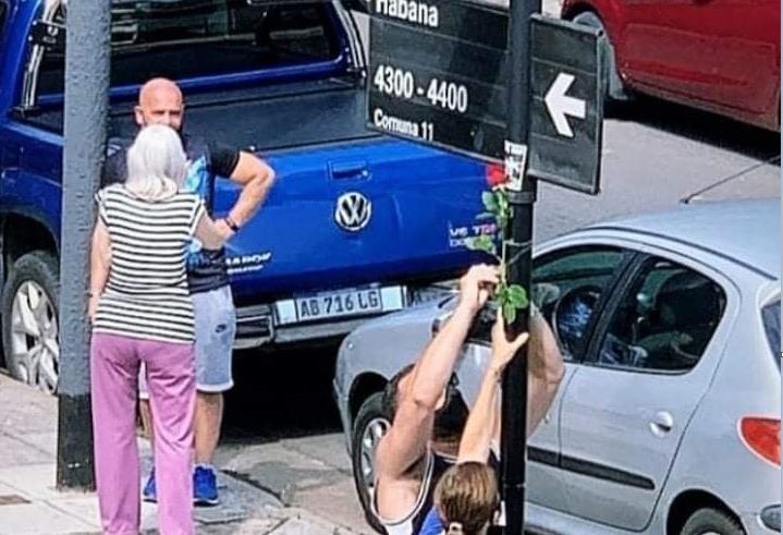 Ofrendas florales y velas en Villa Devoto | Actualidad