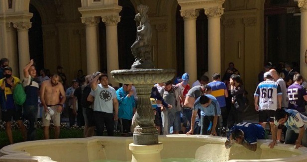 Video: así retiraron el féretro de Maradona del velatorio de Casa Rosada | Actualidad