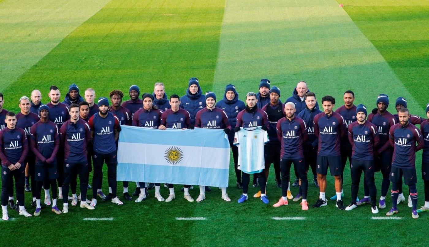 El Plantel del PSG homenajeó a Diego Maradona con la bandera argentina | Deportes