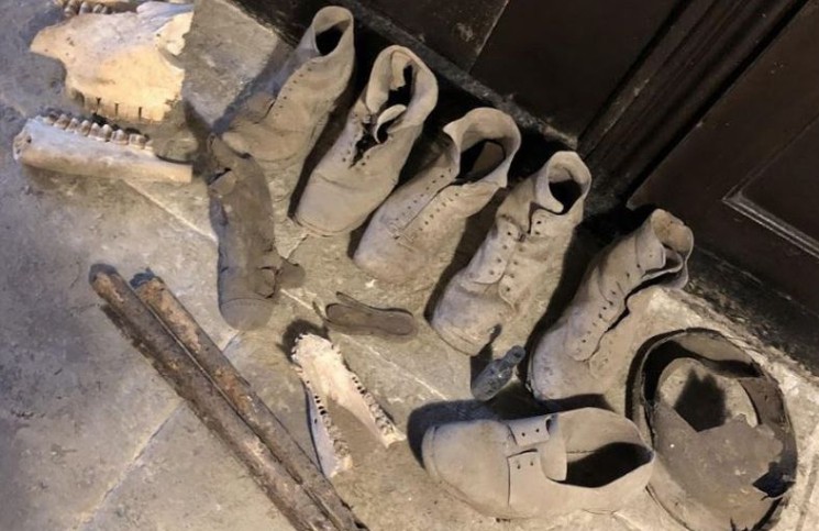 Renovaron la escalera de su casa y encontraron una “protección antibrujas” medieval | Curiosidades