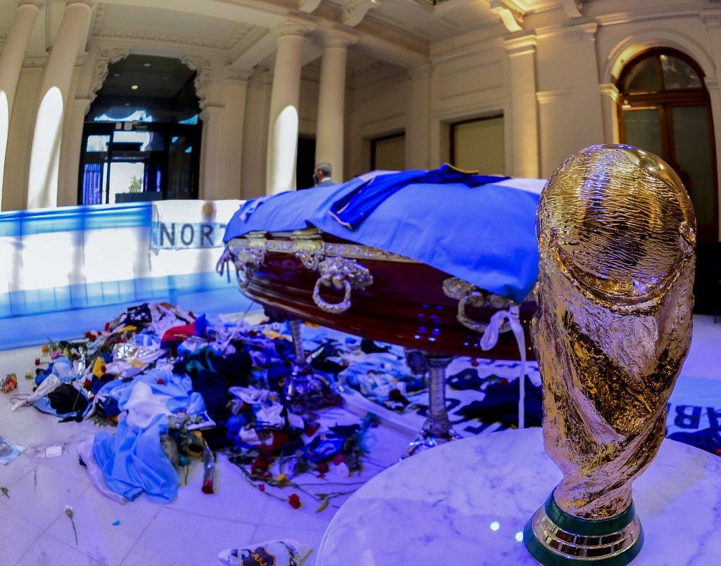 Habló uno de los empleados que posó junto a Maradona en el cajón: "Pido perdón a todos" | Actualidad