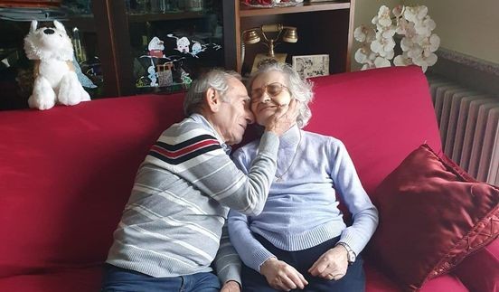 Murió de coronavirus la mujer a la que su marido le dedicaba serenatas en la puerta del hospital | Internacionales